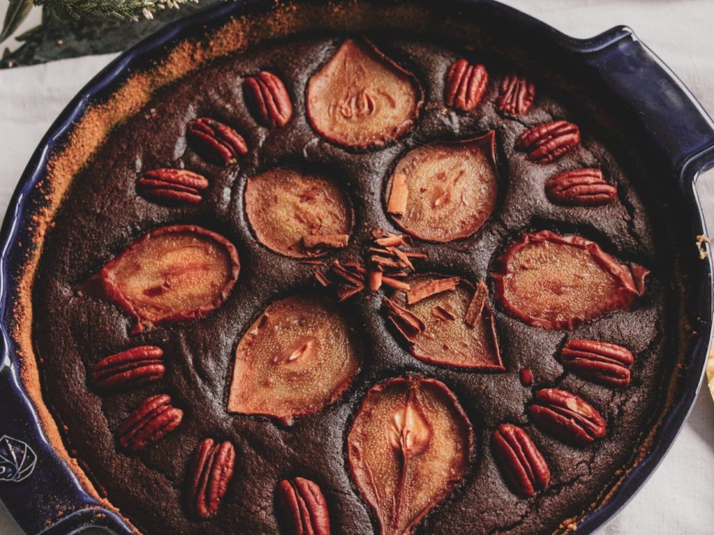 Recept na podzimní čokoládový koláč s hruškami.