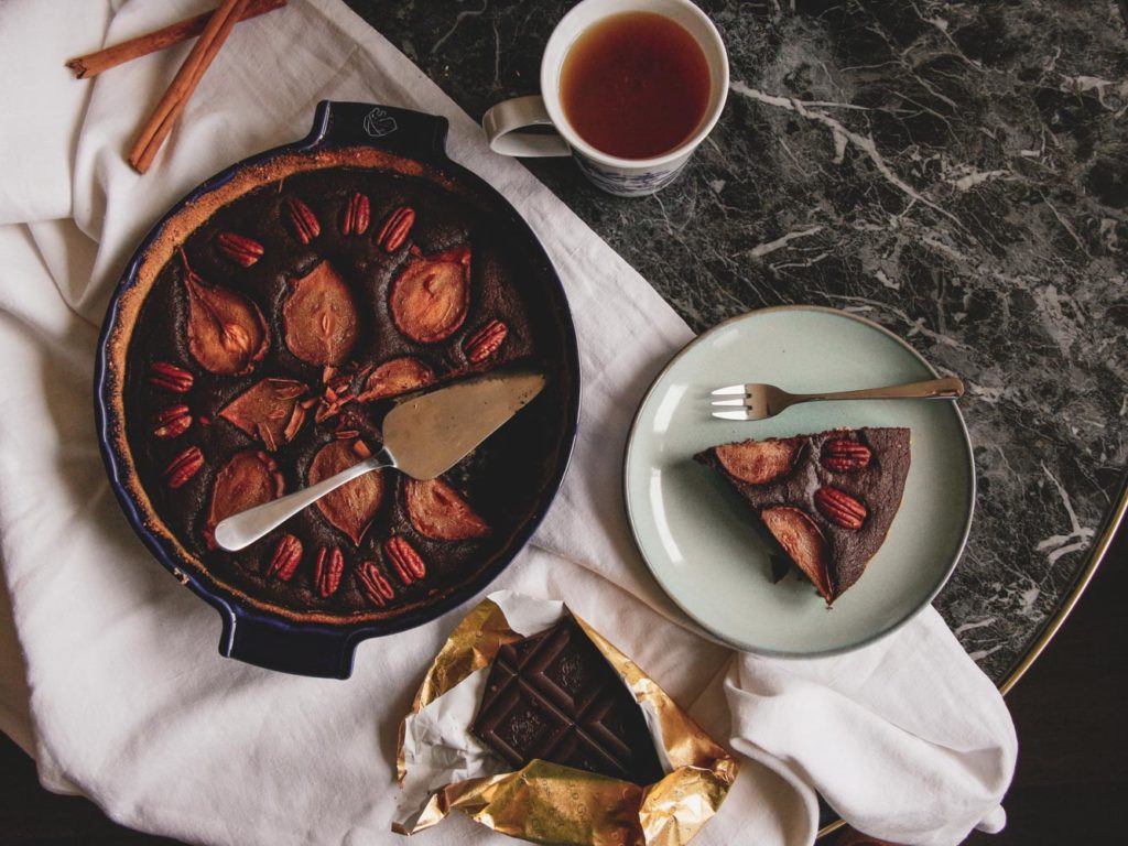 Recept na podzimní čokoládový koláč s hruškami.