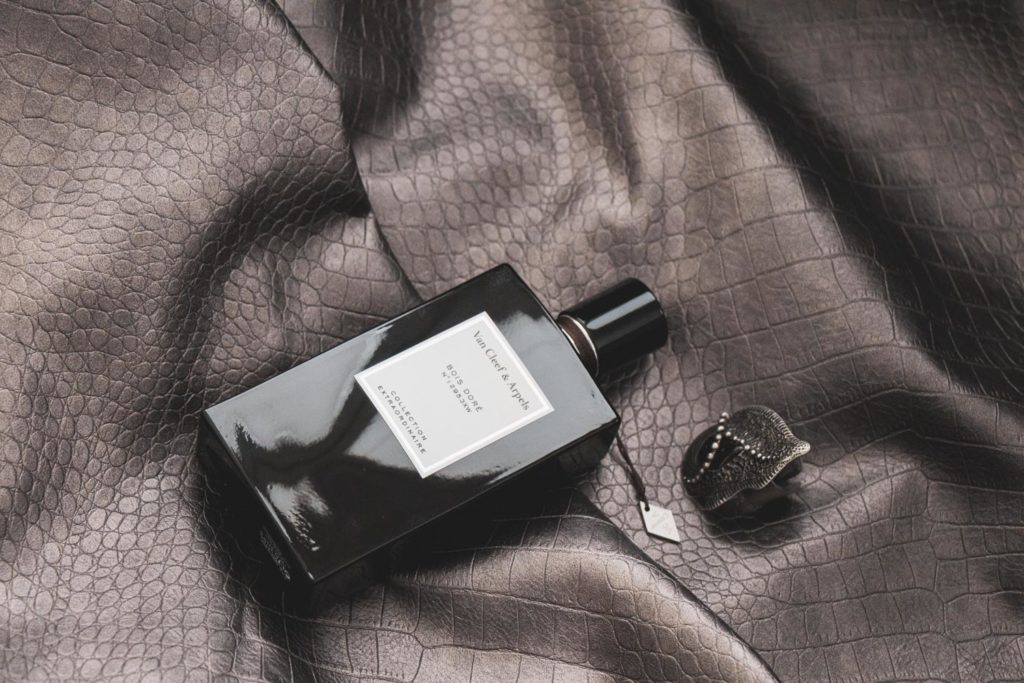Tip na parfémové dárky pro ženy i muže - vůně, kde prim hraje vanilka a orient: Van Cleef & Arples Bois Doré - recenze parfému