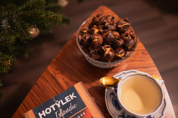 Hotýlek na Islandu od Julie Caplinové je ideální vánoční čtení, zvláště doplněné horkými pečenými kaštany.