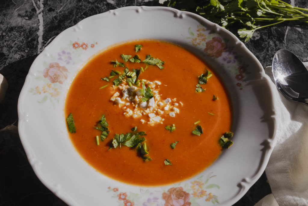 Recept na polévku z pečených paprik a rajčat bez lepku.