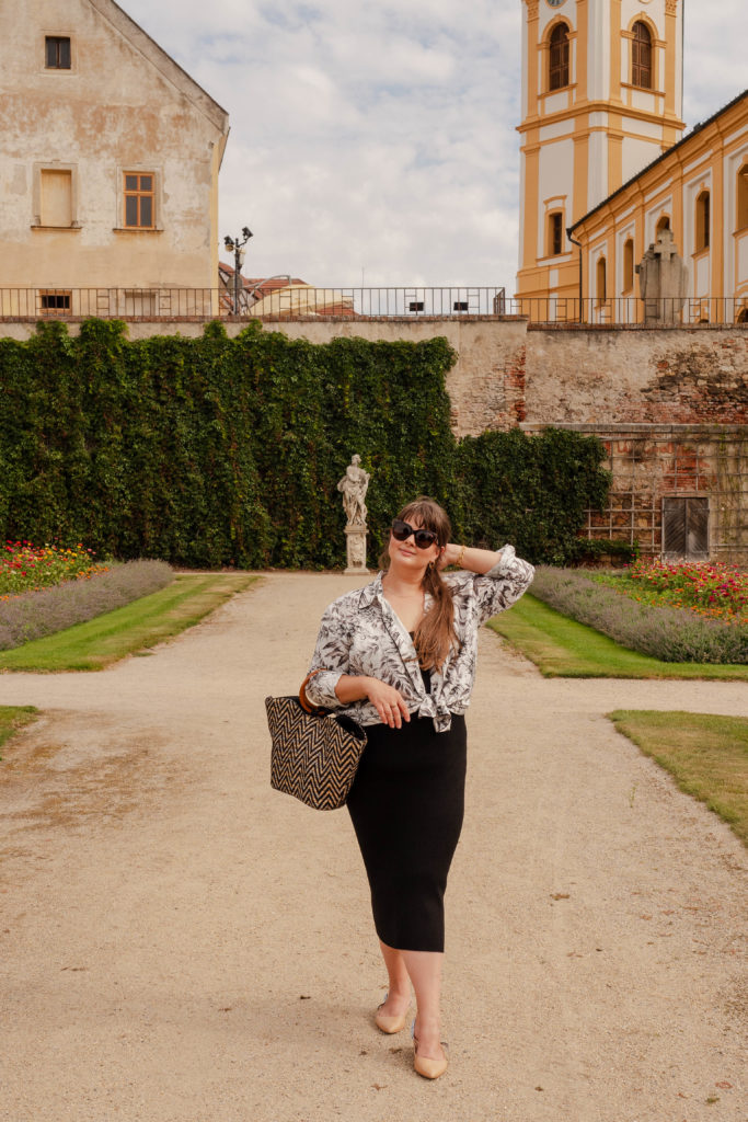 Plus size OOTD - inspirace na outfit pro holky s křivkami a pro plnoštíhlé: černé šaty z úpletu a květovaná košile