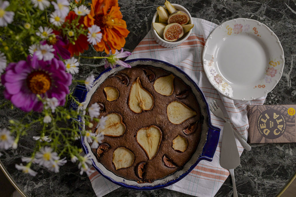 Recept na bezlepkový podzimní koláč s čokoládou a hruškami