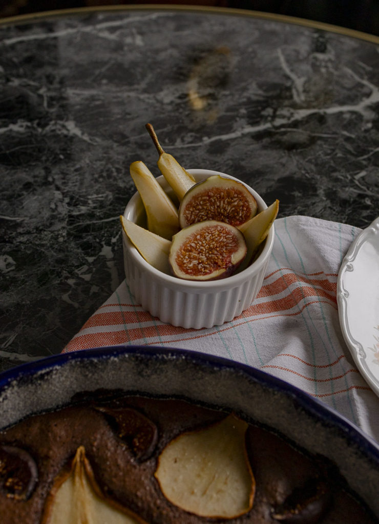 Recept na bezlepkový podzimní koláč s čokoládou a hruškami