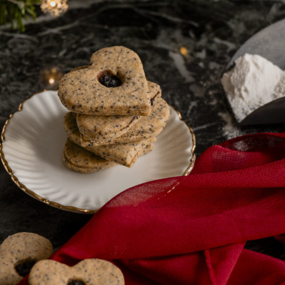 Recept na makové linecké bez lepku s povidlovou náplní.