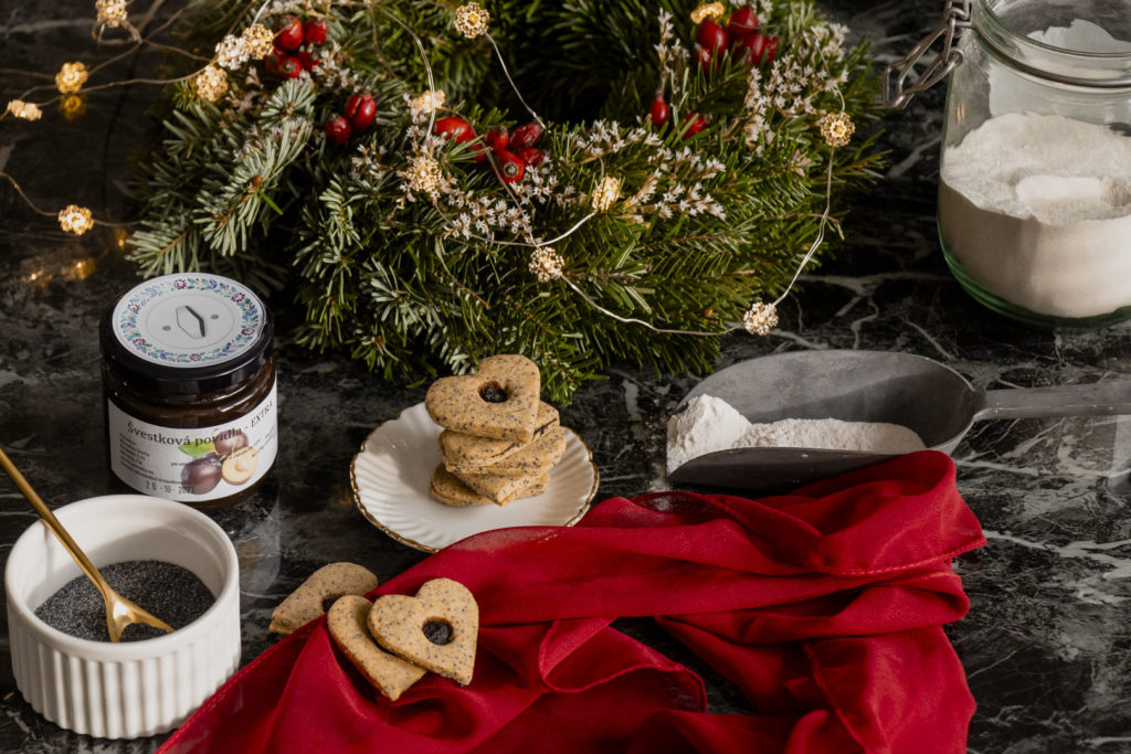 Recept na makové linecké bez lepku s povidlovou náplní. 