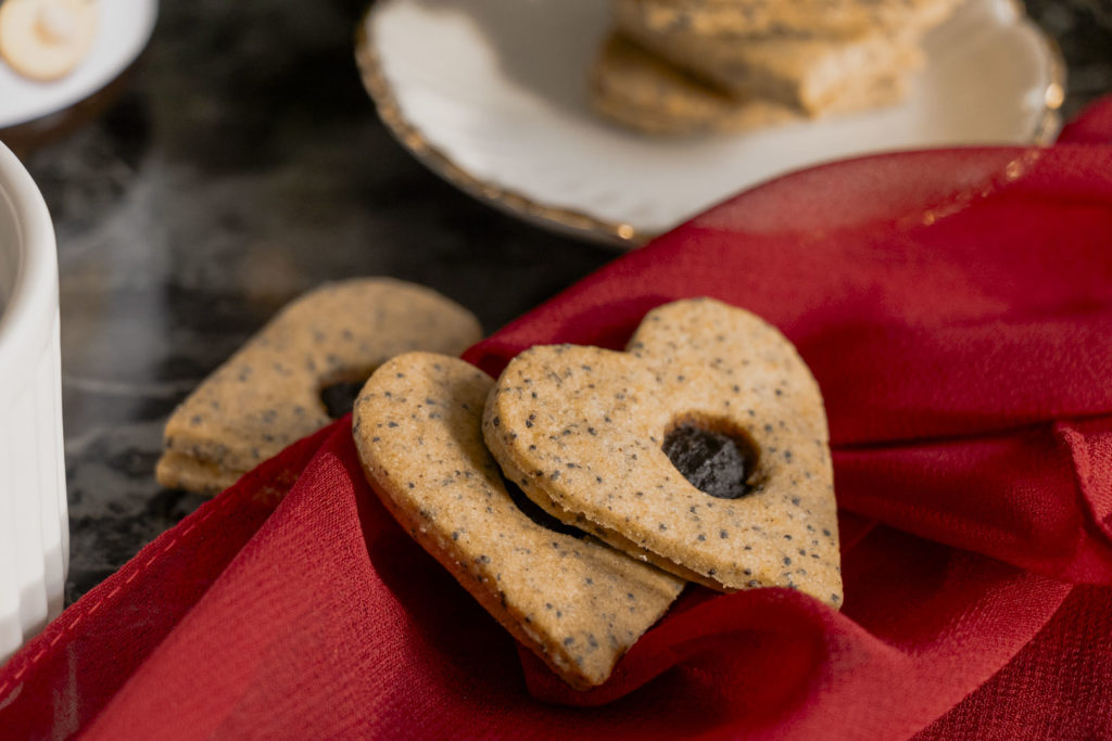 Recept na makové linecké bez lepku s povidlovou náplní. 